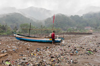 饱受塑料污染之苦！印尼爪哇岛海滩上垃圾堆积如山