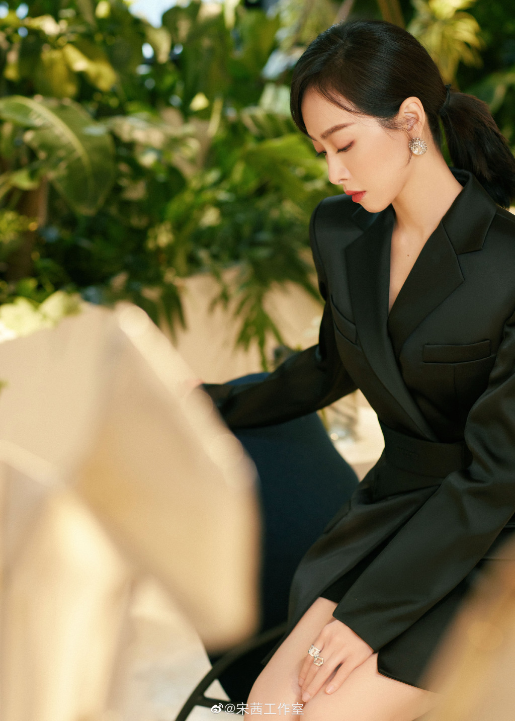 宋茜穿黑色西装裙 扎低马尾气质温柔