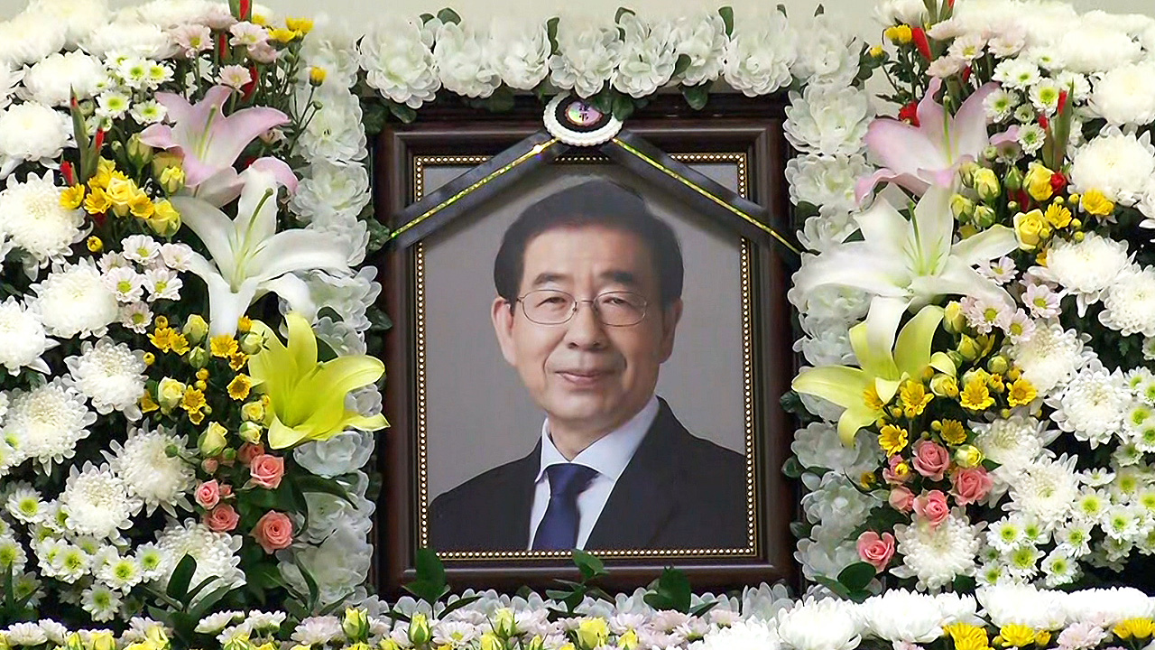 朴元淳遗像(sbs新闻)此前,韩国警方表示,朴元淳前任秘书曾向警方提交