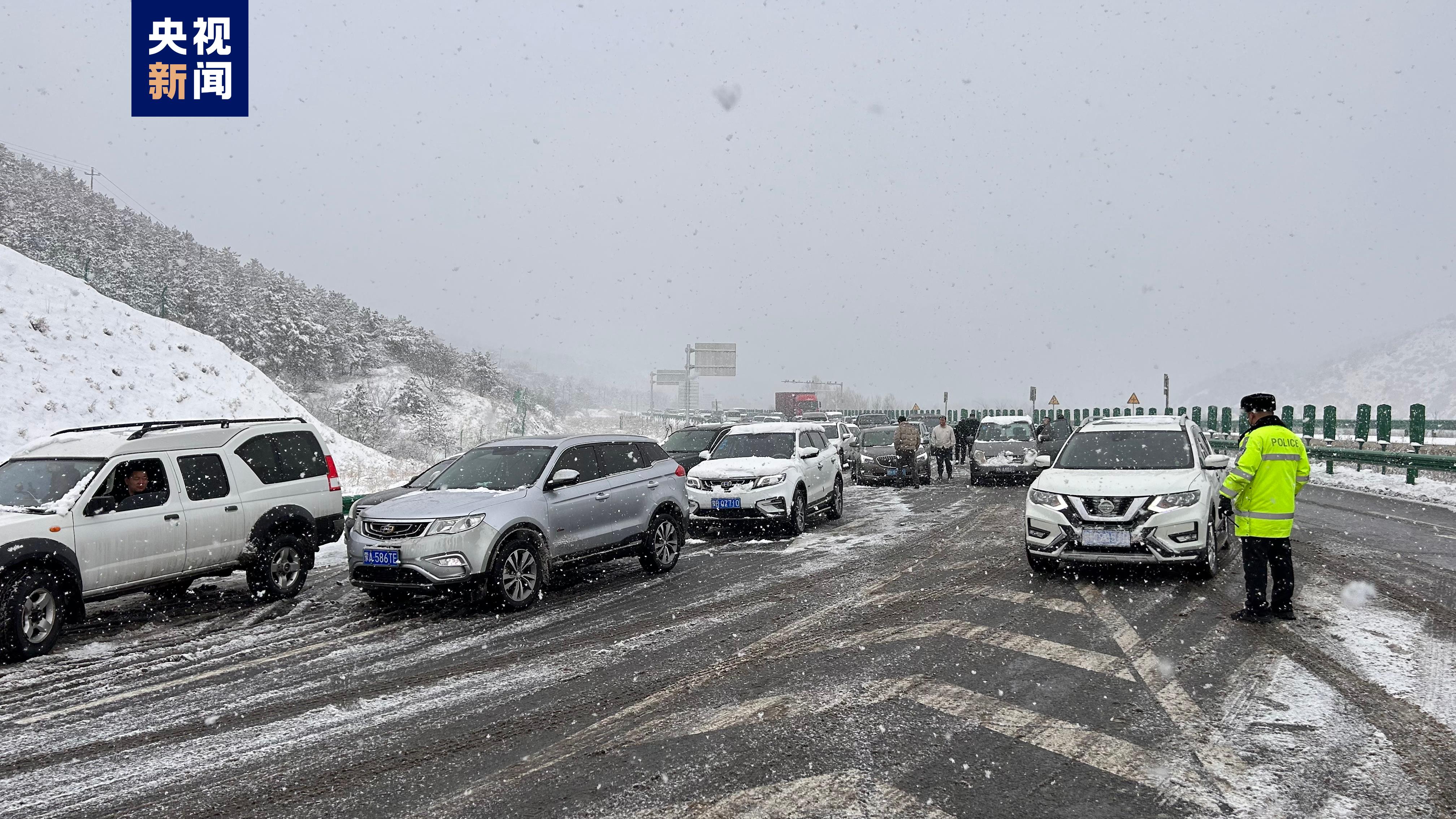 内蒙古大部迎降雪 局地中到大雪 多条高速受影响