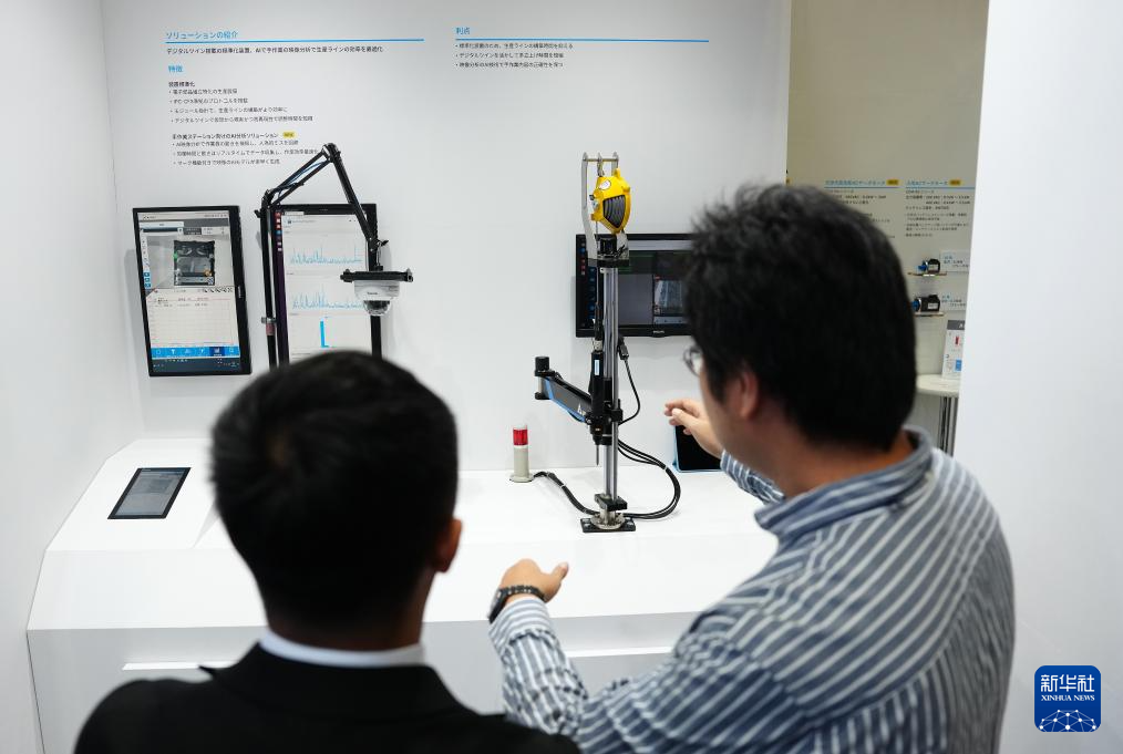 10月14日，在日本千叶县，人们在2025年日本高新技术博览会一处展示柜台前交谈。 当日，2025年日本高新技术博览会在千叶县幕张国际会展中心开幕。 新华社记者 贾浩成 摄pagebreak