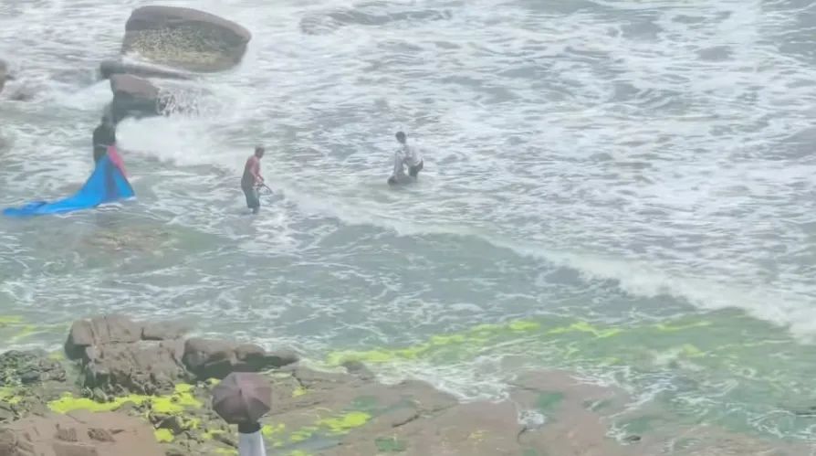 青岛一公园附近，少年不慎落海危在旦夕，“白衣大哥”迅速跳入海中……插图2