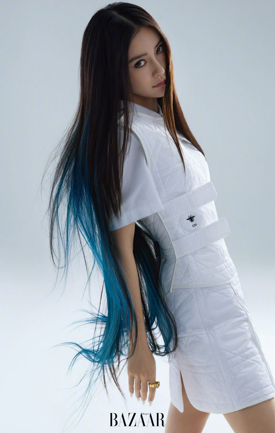 baby最新大片曝光 孔雀蓝长发挑染造型酷飒迷人