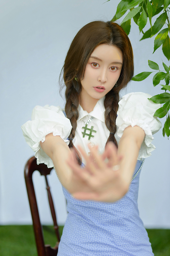 周麟嘉七夕大片曝光 梳双麻花辫少女感十足