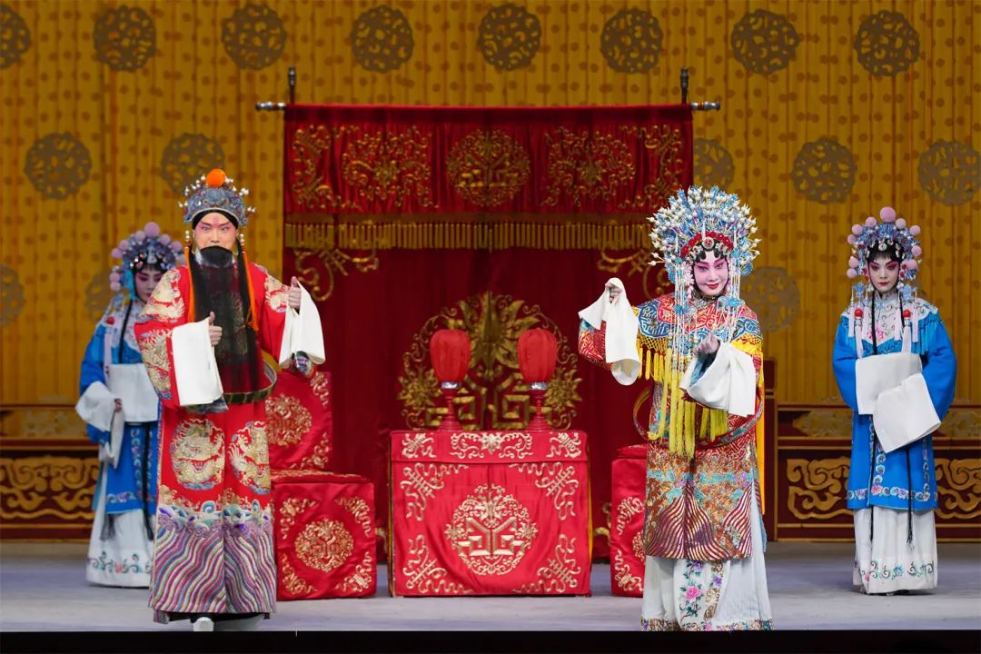 由北京京剧院带来的《龙凤呈祥》《大保国·探皇陵·二进