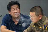 泰国暖武里府前议员行凶被捕，记者会画面引不满