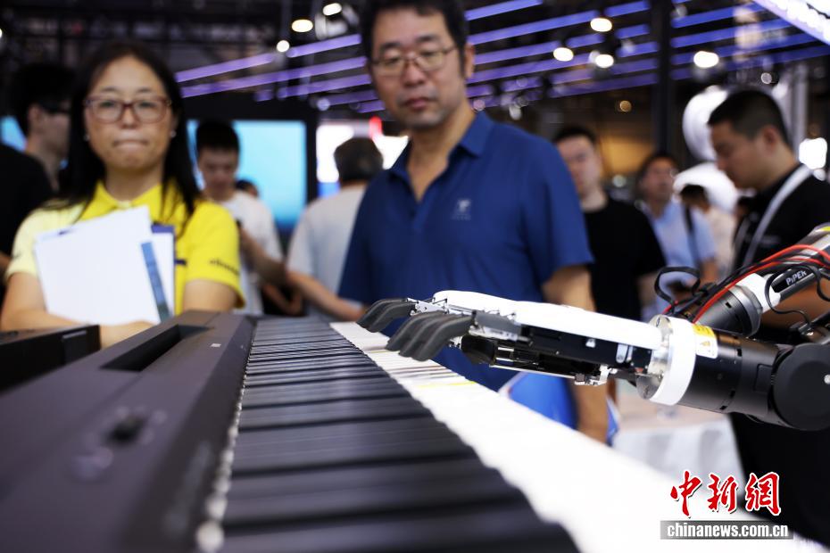 7月26日，一款具身智能专用灵巧手在弹钢琴。当日，2025世界人工智能大会在上海开幕。今年大会展览面积首次突破7万平方米，吸引了800余家企业参展，集中展示3000余项前沿展品及100余款