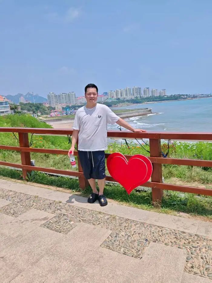 小伙不慎落水，“白衣大哥”飞奔入海施救，相关部门：落水者已获救，正为见义勇为者申请表彰插图2