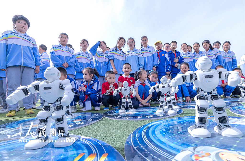 9月2日，以“科技改变生活，创新赢得未来”为主题的2025年张掖市“全国首个科普月”暨“科学集市”活动，在甘肃省张掖育才中学开展，来自全市12所中小学、幼儿园的1000多名师生参加，学生们通过参与形式多样的科学互动体验，感受科技魅力。杨潇摄（人民图片网）