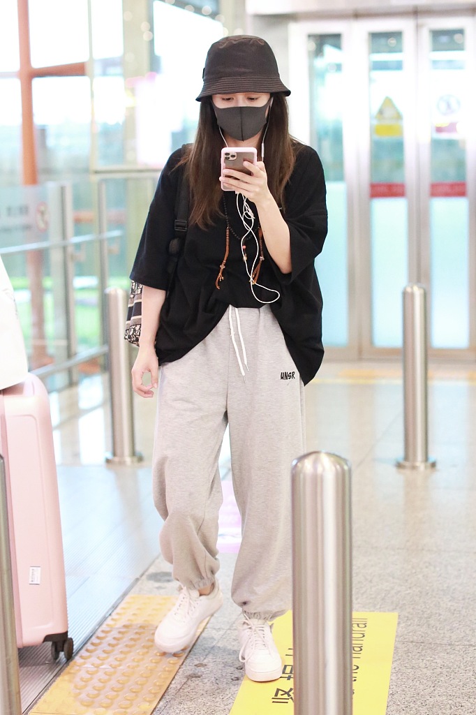 刘芸素颜亮相生图抗打 与助理边走边聊亲和力十足