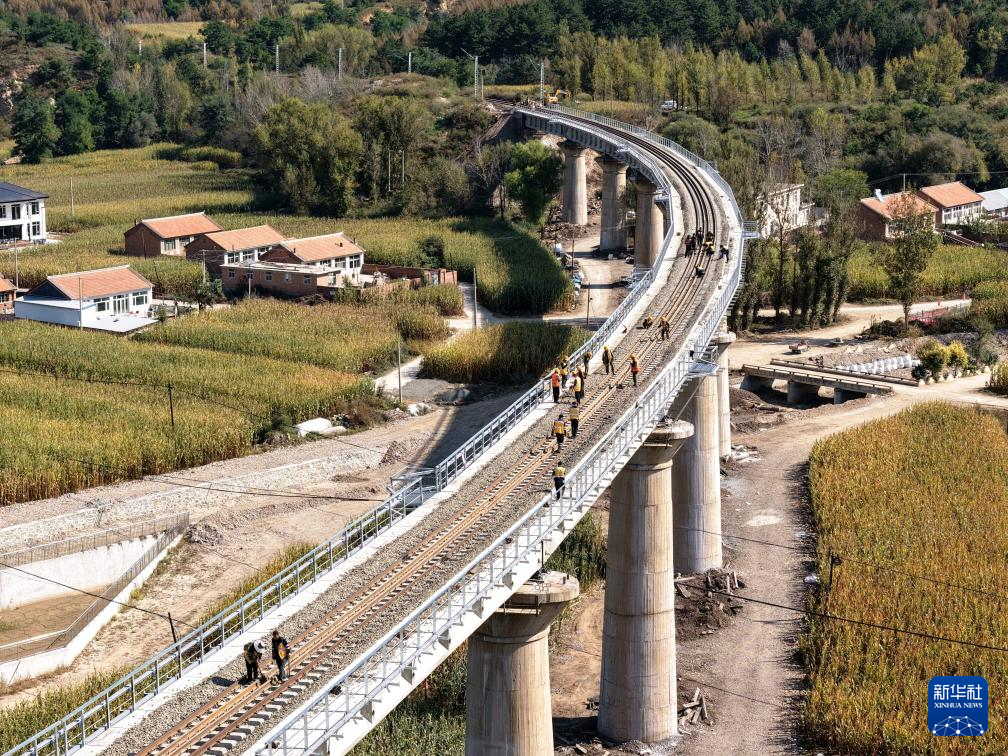 9月28日，工人在京通铁路河北隆化段施工（无人机照片）。 9月28日，由中铁二十二局集团承建的京通铁路（北京-通辽）电气化改造北京昌平至河北朝阳地区间（沈阳局管段）换梁工程顺利完成。该工程对既有线的7座桥梁进行拆除更换，是京通铁路最大规模的换梁工程，为京通铁路列车实现全面提速奠定坚实基础。 新华社记者 邢广利 摄pagebreak