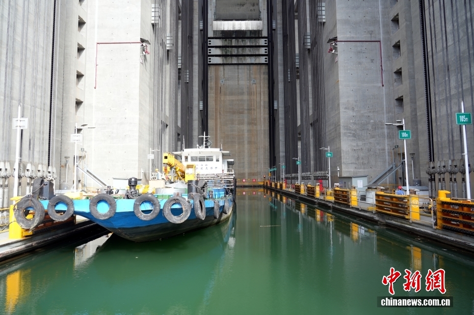中新社发 吕彩红 摄 8月25日8时，三峡升船机2025年计划性停航检修正式启动，这是该升船机运行以来，开展的第5次年度“体检”。此次检修内容涵盖金结机械、液压、电气等7大类共60余项，计划工期35天。三峡升船机是世界上规模最大、技术难度最高的升船机，可快速提升3000吨排水量的船舶过坝。自2016年试通航以来，三峡升船机已累计安全运行4.85万多厢次，通过旅客超200万人次、货物1900多万吨。图为当日，一艘浮吊船在三峡升船机承船厢内开展检修作业。