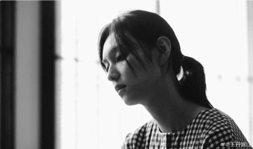 王丹妮在电影《毒舌律师》中饰演深陷虐女冤案的无辜妈妈曾洁儿。图自王丹妮微博