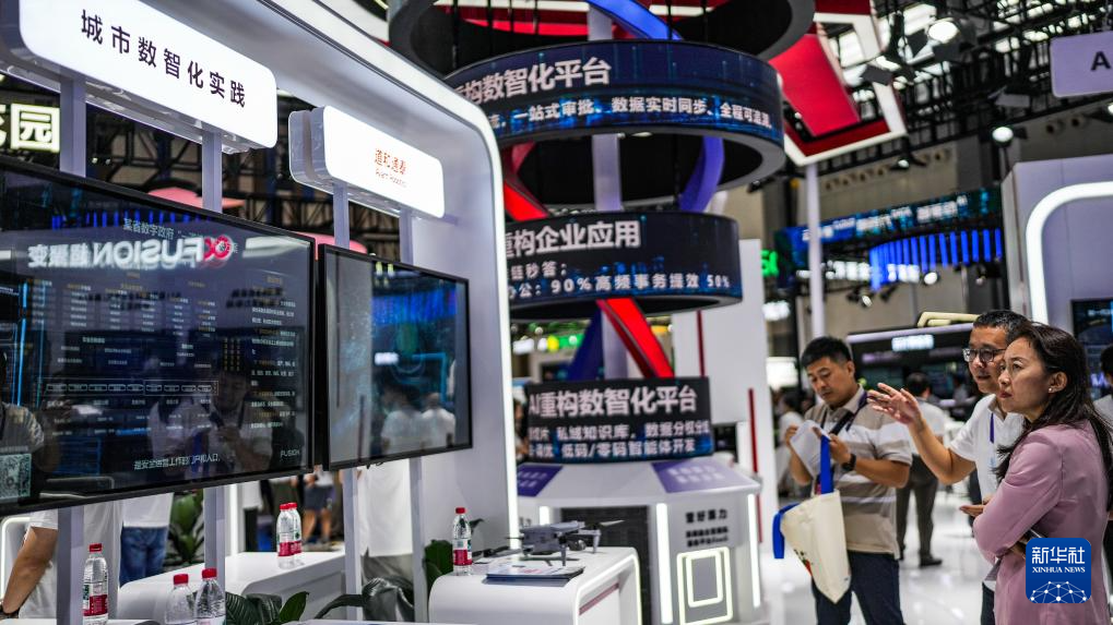 8月28日，参展商与观展者在2025中国国际大数据产业博览会会场交流城市数智化实践情况。 8月28日，2025中国国际大数据产业博览会在贵州省贵阳市开幕。本届数博会以“数聚产业动能 智启发展新篇”为主题，展现数据要素与人工智能技术融合创新的最新成果，推动数据资源的高效汇聚与价值释放，为产业升级和经济高质量发展注入强劲动力。 新华社记者 陶亮 摄