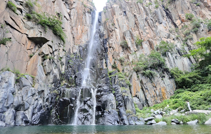 河北秦皇岛：游人赏山水觅清凉