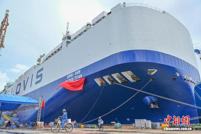 9月9日，中船集团所属广船国际联合中船贸易为韩国HMM航运建造的8600车汽车运输船1号船在广州南沙命名交付。该船配备智能船舶系统与多项节能减排技术，交付后将由韩国现代物流有限公司运营。中新社记者 陈骥旻 摄