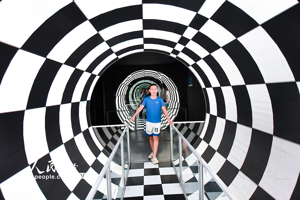 江苏南京：科技馆里乐享假期【5】 暑假期间，江苏南京许多小朋友来到市内的各大科技展馆，学习科技知识，丰富暑假生活。杨素平摄（人民图片网）