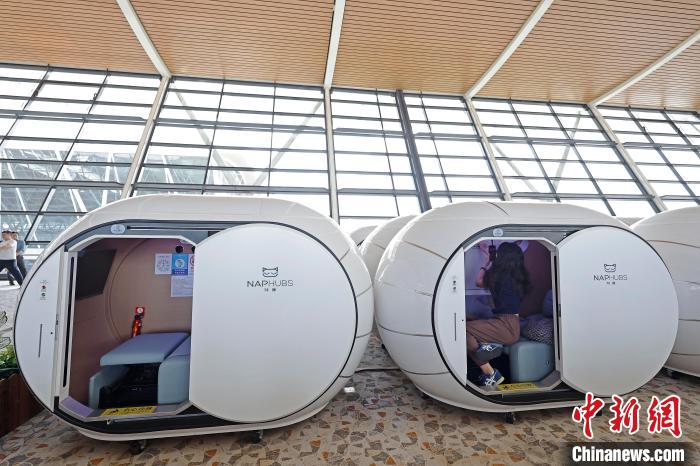 7月9日，在浦东机场T2航站楼内，旅客用手机拍摄休息舱内的设施。中新社记者 殷立勤 摄