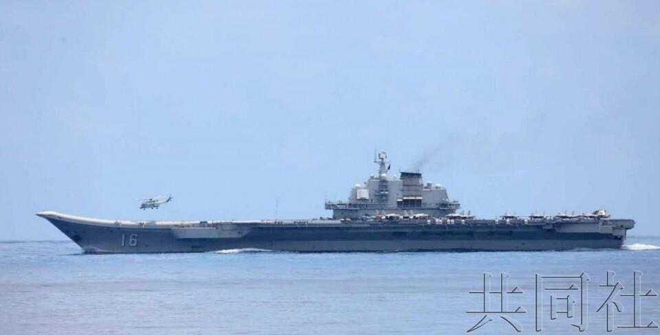日防卫省称，5月9日，中国海军航母辽宁舰继续在冲绳以南的太平洋进行舰载机起降。