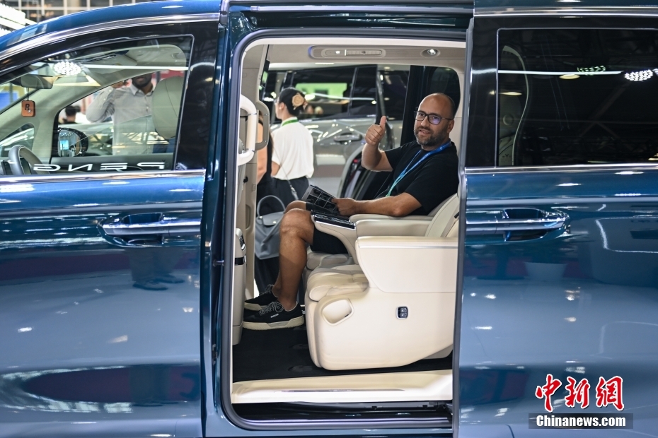 中新网记者 李骏 摄 图为智能汽车链展区，外国观众在体验国产新能源汽车。