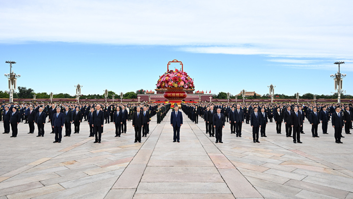 习近平等党和国家领导人出席烈士纪念日向人民英雄敬献花篮仪式
