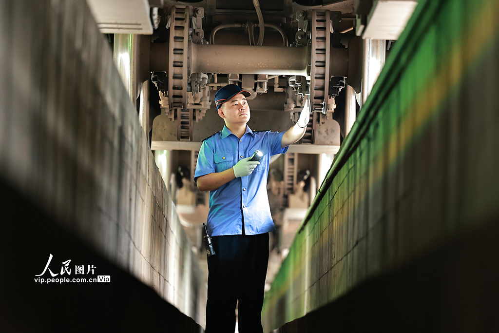 2025年暑运拉开帷幕，中国铁路成都局集团有限公司重庆车辆段重庆北动集运用车间，对配属的21组CR200J动车组列车加强了检修整备工作，全力保障暑运期间旅客出行安全。苏志刚摄（人民图片网）