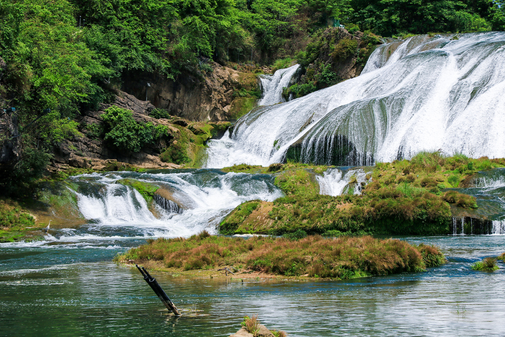 五一假期黄果树瀑布迎客流高峰