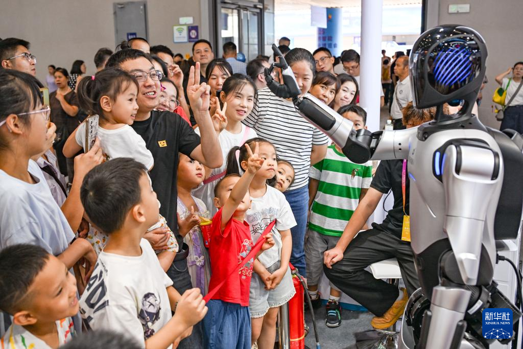 9月7日，人形机器人在2025世界智能产业博览会上与观众互动。 9月5日至8日，2025世界智能产业博览会在重庆举行。众多人形机器人在智博会上亮相，为观众带来不少乐趣。 新华社记者 王全超 摄pagebreak