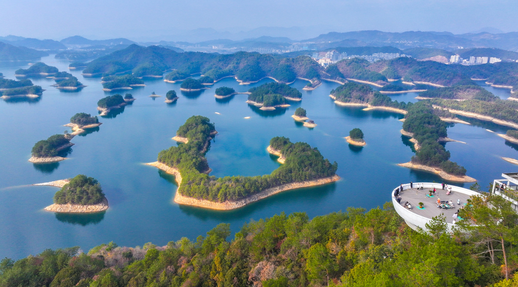千岛湖碧波荡漾 岛屿星罗棋布