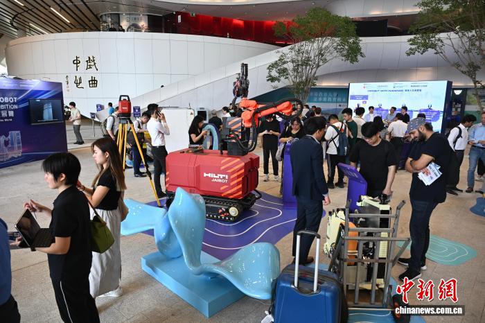 图为现场人士参观展览。中新网记者 李志华 摄