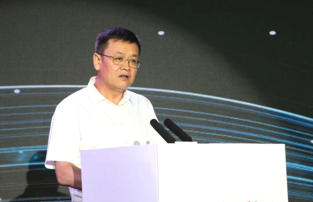 乌海市委副书记,政府代市长杨进指出,数字经济是当今世界最具活力的