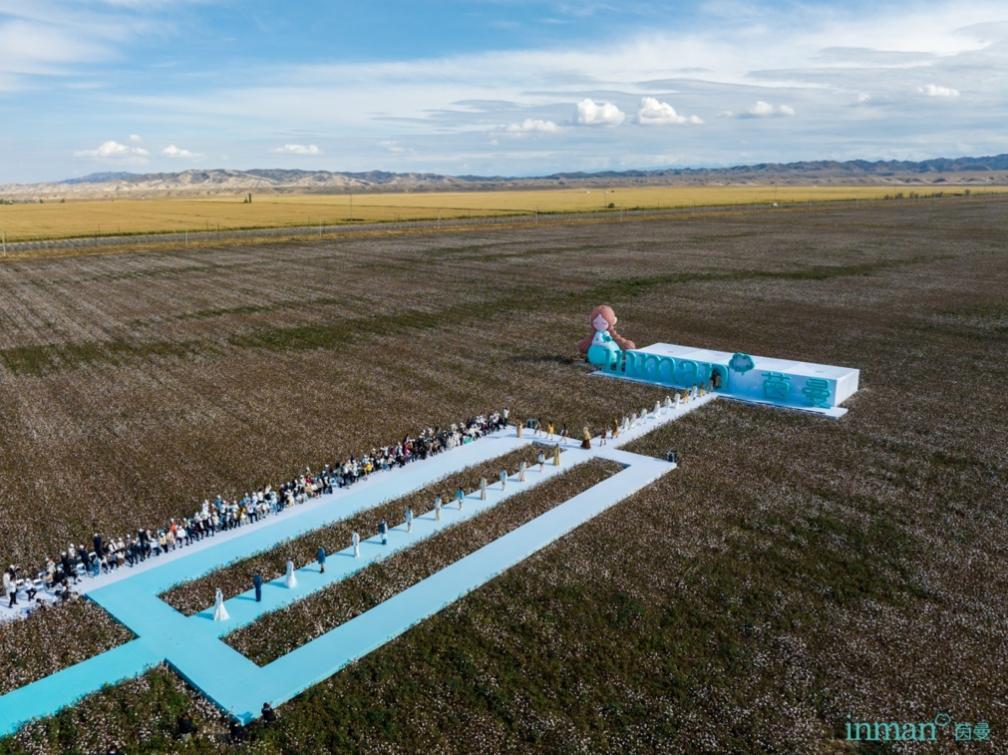 棉田里的时尚艺术大秀 茵曼致敬中国棉