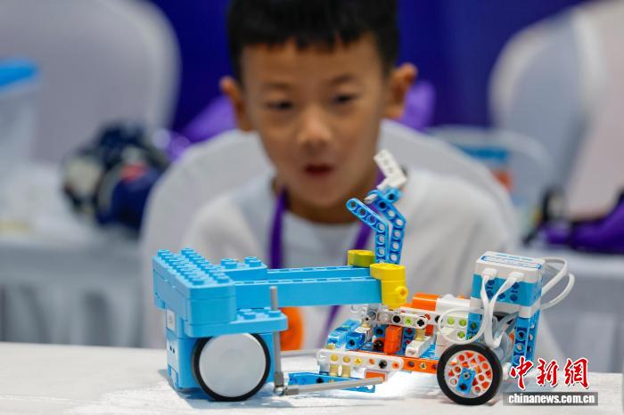 图为参赛选手在竞赛中。施亚磊 摄