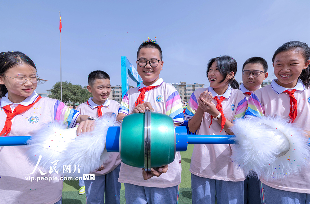 9月2日，以“科技改变生活，创新赢得未来”为主题的2025年张掖市“全国首个科普月”暨“科学集市”活动，在甘肃省张掖育才中学开展，来自全市12所中小学、幼儿园的1000多名师生参加，学生们通过参与形式多样的科学互动体验，感受科技魅力。杨潇摄（人民图片网）