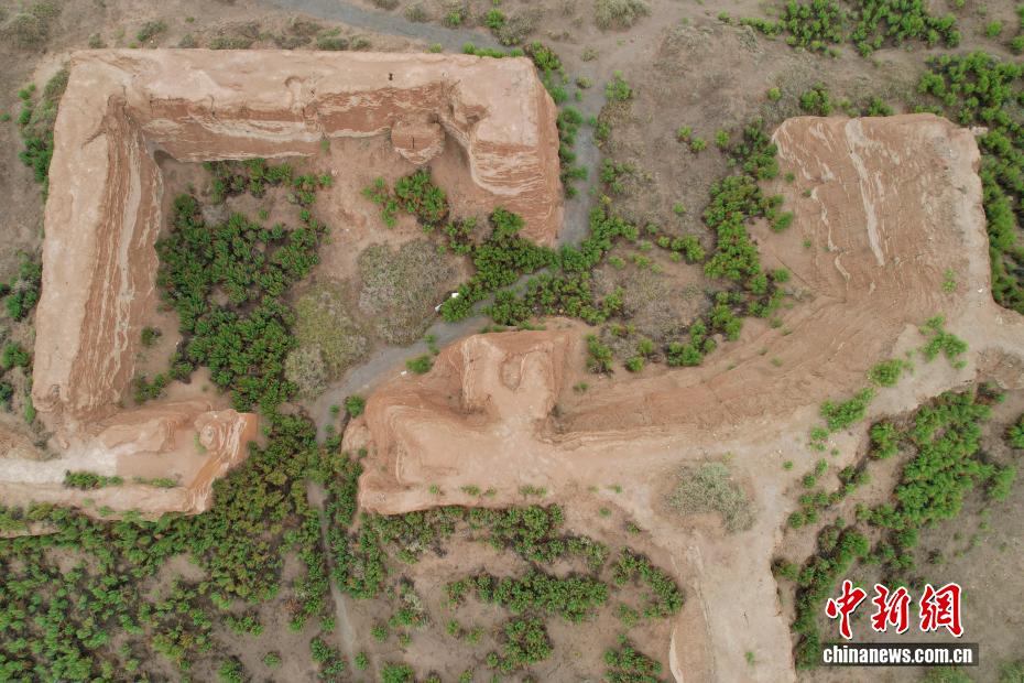 中新社记者 李亚龙 摄 8月7日，航拍位于甘肃省酒泉市瓜州县的锁阳城遗址的内城北墙。近期，锁阳城遗址迎保护修缮，目前项目施工单位敦煌研究院文保中心已完成西北瓮城、北墙一段等3个单位工程量，此次工程主要针对遗址的裂隙发育、根部掏蚀坍塌、冲沟发育、表面风蚀风化、植物破坏等方面的病害进行保护修缮。近年来，为提升对锁阳城文物的保护，锁阳城遗址保护所引入遥感测绘技术对锁阳城遗址进行航拍扫描和三维重建，敦煌研究院研发烧料礓石等材料，对锁阳城遗址本体的裂隙、冲沟、掏蚀等病害进行修缮，有效提升了遗址的抗风蚀、抗坍塌能力，延长了遗址的保存寿命。锁阳城遗址在2014年被列为世界文化遗产，是中国西部规模最大，保存最为完好的隋唐西夏时期州郡一级古城址中的典型代表。（无人机照片）