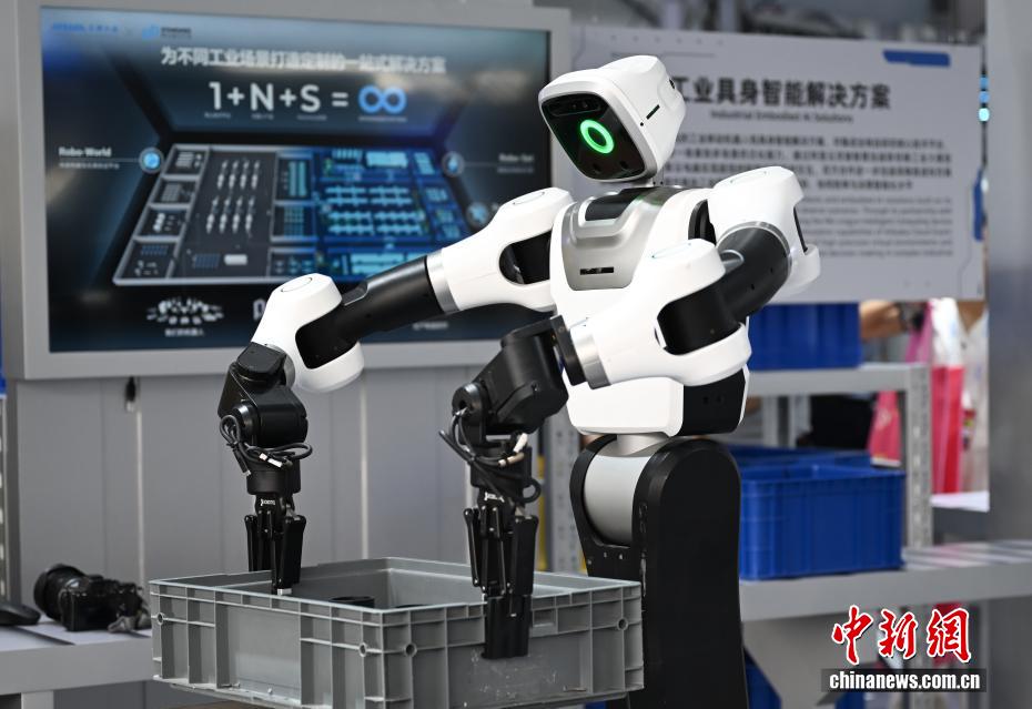 中新社记者 王刚 摄 9月24日，产业机器人展示搬运物体。当日，2025云栖大会在浙江杭州开幕，大会以“云智一体·碳硅共生”为主题，500余家企业的大模型、具身智能等3500多件产品集中亮相，全景呈现AI的技术演进与产业落地。