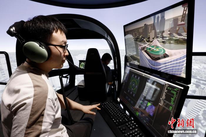 9月4日，工程师在模拟机上进行设备调试。近日，上海沃兰特航空技术有限责任公司电动垂直起降航空器（eVTOL）VE25工程模拟机正式开启试飞员训练。这台专业级工程模拟机是国内首台专业级eVTOL工程模拟机，将为eVTOL的工程试验、适航验证、飞行训练等全产业链发展积累宝贵。中新社记者 殷立勤 摄