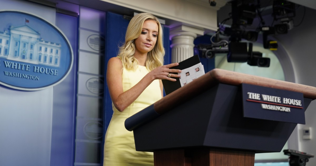 白宫新闻秘书"发言小抄"曝光 外媒:借此玩"政治柔道"