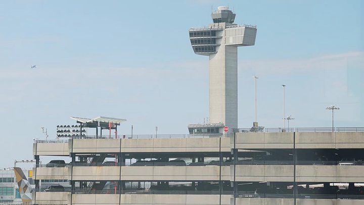 美国纽约肯尼迪国际机场因人员配备问题面临地面停飞