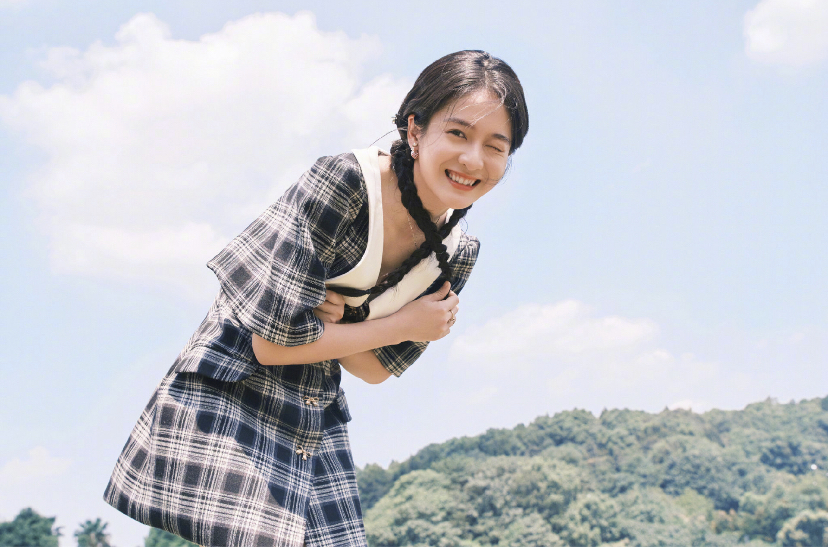 张雪迎扎麻花辫笑靥如花 活力十足青春洋溢