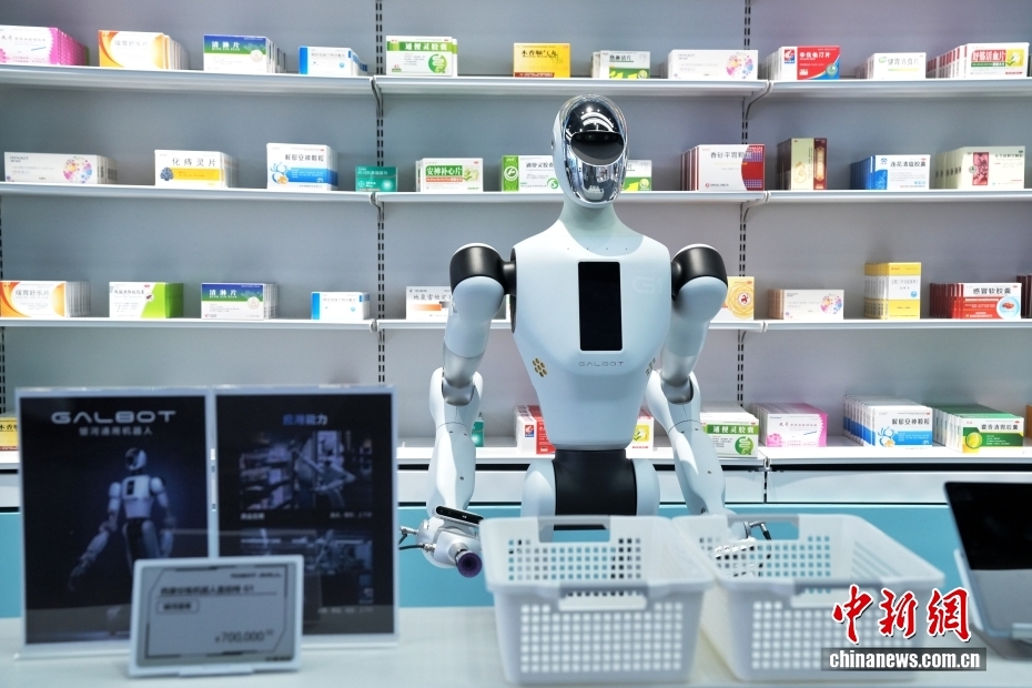 中新社记者 张祥毅 摄 8月4日，在位于北京亦庄的全球首家具身智能机器人4S店Robot Mall拍摄的药品分拣机器人。据了解，该机器人4S店提供机器人展示、体验、销售、售后等服务，进一步完善机器人产业链发展。在2025世界机器人大会期间，该4S店将作为重要的产业服务创新成果亮相。