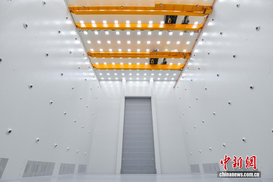 中新社记者 骆云飞 摄 10月9日，星际荣耀运载火箭总装总测复用工厂项目（一期）在海南文昌国际航天城竣工。该工厂以“总装、总测、复用”三位一体模式建设，将用于商业运载火箭的整体装配、测试及重复使用等领域。据了解，工厂（一期）总建筑面积达1.83万平方米，主要包括火箭复用厂房、亚轨道飞行器厂房和单层机加车间，可满足2家公司同时进场执行火箭总装、总测、复用任务，年产能24发。图为亚轨道飞行器厂房。