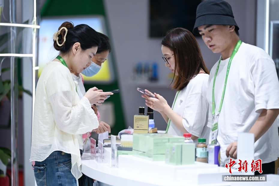 图为观众在华熙生物展台了解相关展品。 中新网记者 李骏 摄