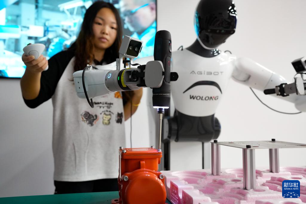 9月23日，工作人员操作机器人进行拧螺丝作业数据采集。 为探索具身智能机器人在工业场景中的应用，位于浙江绍兴上虞区的杭州湾具身智能创新中心根据真实作业流程搭建数据采集场景，开展机器人作业模型训练，为具身智能机器人进入真实生产线积累实操经验。 新华社记者 翁忻旸 摄pagebreak