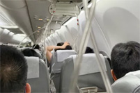 一波音客机上海飞东京途中突然速降，氧气罩掉落