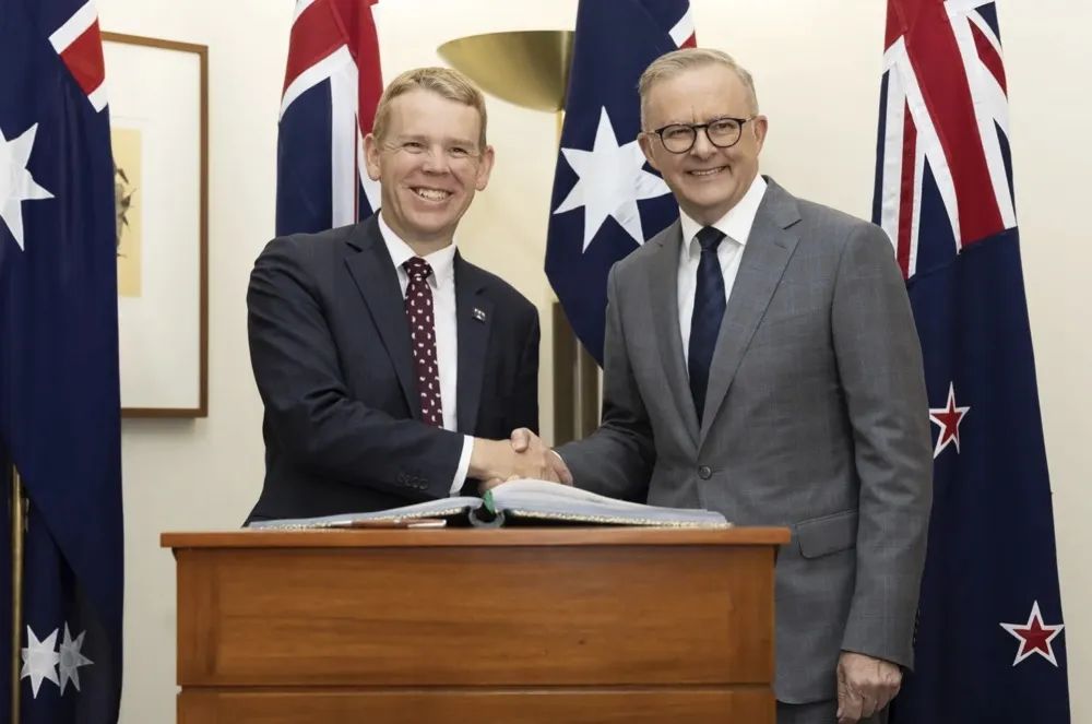 当地时间2月7日，新西兰总理希普金斯（左）与澳大利亚总理阿尔巴尼斯（右）在澳大利亚首都堪培拉会面 图源：《布里斯班时报》