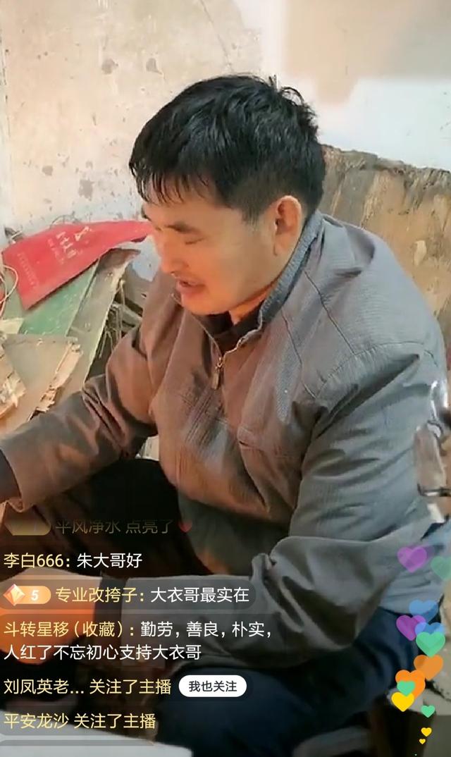 到了饭点时间,大衣哥邀请记者们在他家吃饭,直播记者跟大衣哥一同烧火