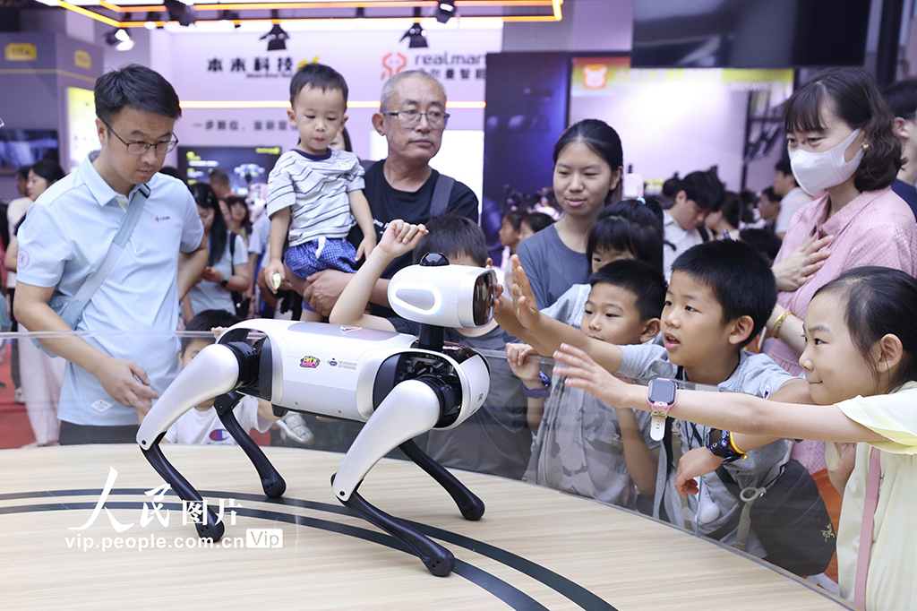 8月12日，2025世界机器人大会在北京闭幕。期间，200余家国内外企业集中展示了工业、家庭、医疗、应急等多领域的机器人应用成果，互动体验环节为本次大会的最大亮点。受暑期档与科技魅力的双重影响，众多家长带着孩子观展，使大会现场成为生动的校外科技教育阵地。孩子们在互动体验中拓宽视野、增长见识，对科学技术的兴趣被有效激发。陈晓根摄（人民图片网）