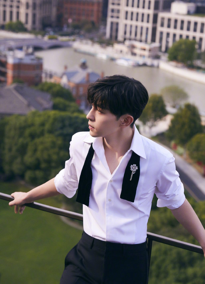 邓伦白衬衫搭西装裤 优雅又绅士