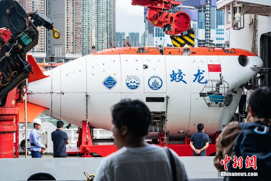 9月24日，结束在西太平洋进行的首个国际深海科研考察航次后，中国大洋综合科考船“深海一号”携“蛟龙号”载人潜水器返航抵达香港尖沙咀码头，开始对香港特区的首次访问。“蛟龙号”是中国首台自主设计、自主集成研制的作业型深海载人潜水器。图为“深海一号”科考船靠岸后，“蛟龙号”潜水器移出船舱亮相。中新网记者 侯宇 摄